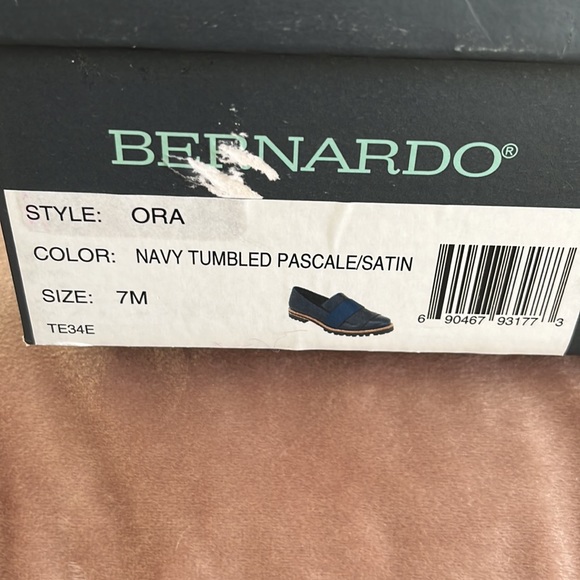 Bernardo Ora Navy leather and satin loafer size 7 - Picture 4 of 6